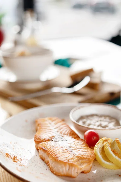 Fotos Platos Filete Salmón Cafeterías Brillante Soleado Luz Natural — Foto de Stock