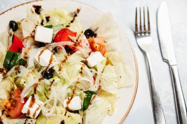 Yunan salatası masada. Kafedeki masada parlak bir şekilde kapanıyor.