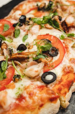 Pizza karatahtaya yakın çekim.