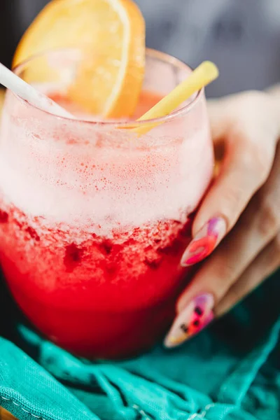 Röd Frukt Cocktail Ett Glas Med Ett Sugrör Flickans Hand — Stockfoto