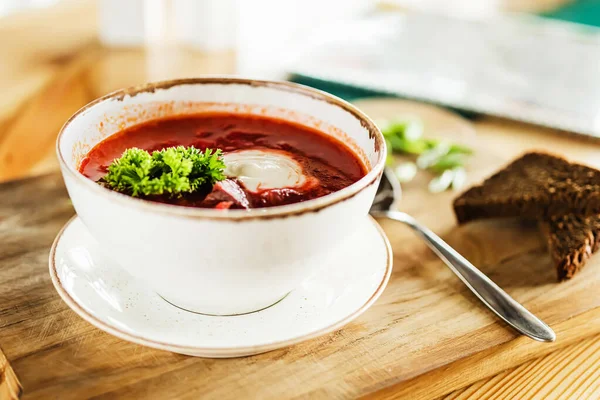 Sopa Borscht Com Nata Azeda Uma Chapa Branca Uma Tábua — Fotografia de Stock