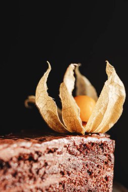 Kare tabakta bir parça çikolatalı pasta, köpüklü.