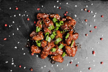 Siyah mika panoda ızgara tavuk kalbi.