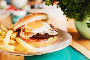 Etli hamburger Patty ve patates kızartmalı tavuk yumurtası.