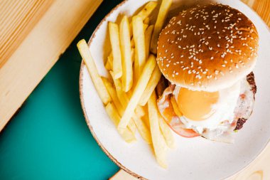 Etli hamburger Patty ve patates kızartmalı tavuk yumurtası.