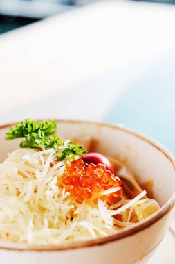 Peynirli makarna ve deniz ürünleri yakın plan beyaz tabakta.