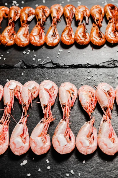 Camarones Sobre Una Mesa Negra Hecha Mica Con Sal Gruesa — Foto de Stock