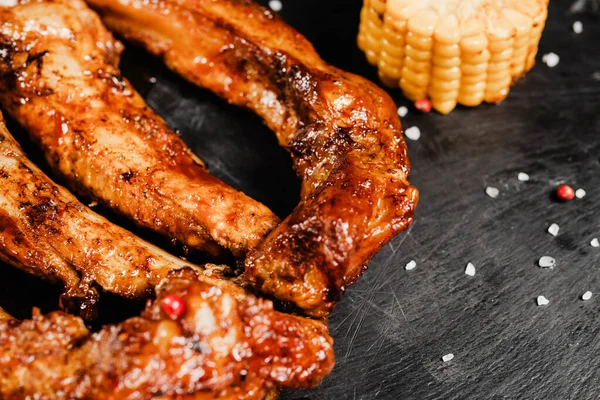 Côtes Barbecue Grillées Sur Une Planche Mica Noir — Photo