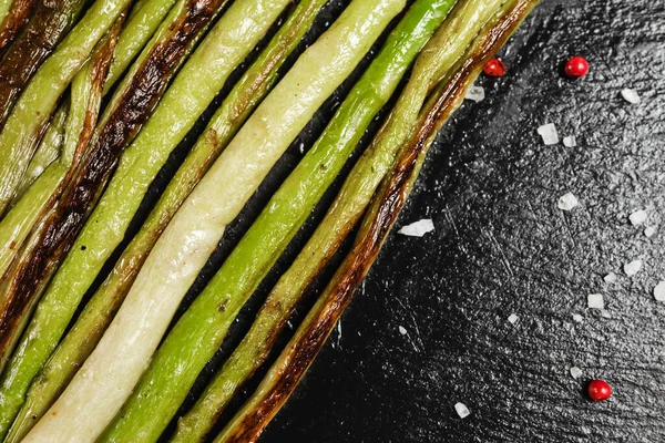 黑云母板上的芦笋茎 配上胡椒豌豆和盐晶体 — 图库照片