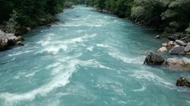 Hava - Sal gidiş aşağı Whitewater Rapids Nehri takip alçaktan uçuyordu. Yetişkin insanlar beyaz su rafting takım. 