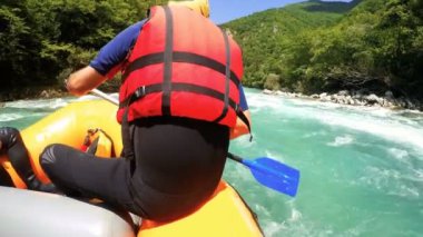 POV Shot White River Rouge nehirde Rafting. Whitewater rafting ekibi ile su sıçramasına kürekler azgın rapids azalan. Rafting, tekne turu.