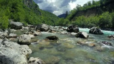 Beyaz Su Rafting. Whitewater rafting azalan azgın rapids kürekler su sıçramasına ekipleri. Rafting, tekne turu.