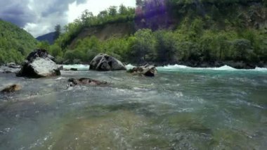Beyaz Su Rafting, Video montaj. Whitewater rafting azalan azgın rapids kürekler su sıçramasına ekipleri. İnsanlar beyaz su rafting Rouge Nehri üzerinde hava atış. 