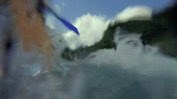 白い水の急流を介してパドリング人 パドル ホワイト川ラフティング中にボートの側面 — ストック動画