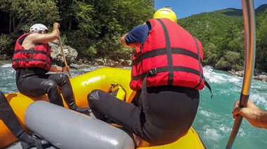 POV Shot White River Rouge nehirde Rafting. Whitewater rafting ekibi ile su sıçramasına kürekler azgın rapids azalan. Bir grup insan beyaz su rafting keyfi .