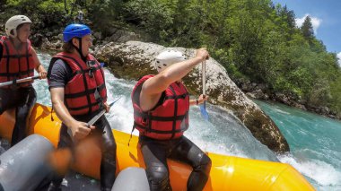 Beyaz Su Rafting macera. Beyaz su rafting kadın ve erkek grubu. Aktif tatiller, takım kavramı. Bir grup insan beyaz su rafting keyfi.
