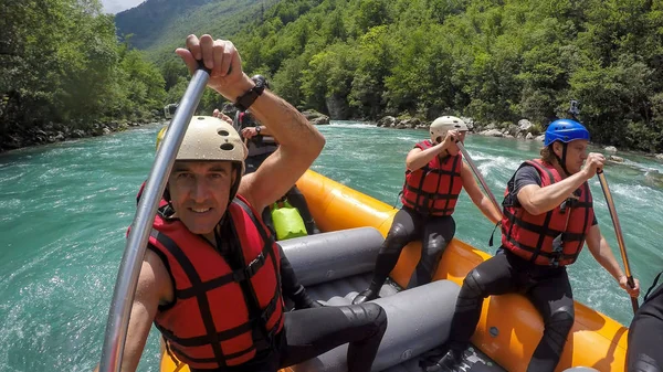 Beyaz Su Rafting kadın ve erkek grubu. Beyaz su rafting takımında. Aktif tatiller, takım kavramı. Bir grup insan beyaz su rafting keyfi. 