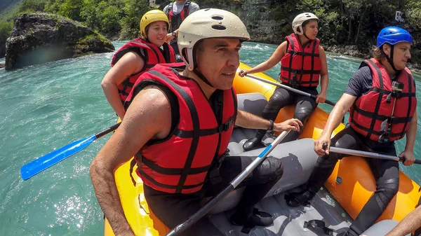 Rafting beyaz su, aktif tatiller, takım kavramı üzerinde kadın ve erkek grubu. Bir grup insan beyaz su rafting keyfi.  