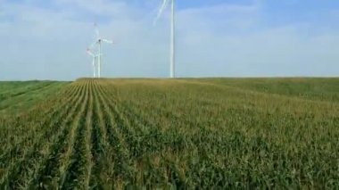 Rüzgar Çiftliği yeşil alanda hava görünümünü. Rüzgarlı havalarda dönen bir rüzgar çiftliği rüzgar türbini.