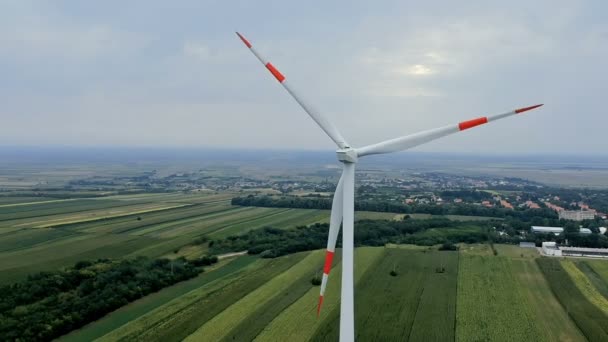 グリーン フィールドに回転風力発電機の空撮 風農場ドローン映像 回転風車のクローズ アップ — ストック動画