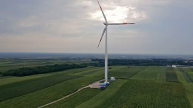 Rüzgar türbin jeneratör yeşil çiftlik alanı - yenilenebilir enerji. Rüzgar Çiftliği dron görüntüleri.