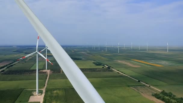 Vindkraftverk Vindkraftpark Som Roterar Blåsigt Väder Flygfoto Elproducerande Vindkraftverk Gröna — Stockvideo