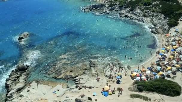 有名なオレンジ ビーチ Portokali ビーチ シトニア ハルキディキ ギリシャ クリスタル クリアの海でリラックスした人々 の空撮 — ストック動画
