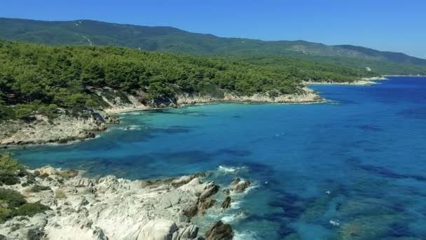 Drone sekély kék vizet Seacoast repül. Emberek pihennek a strandtól a Sithonia, Görögország Halkidiki.