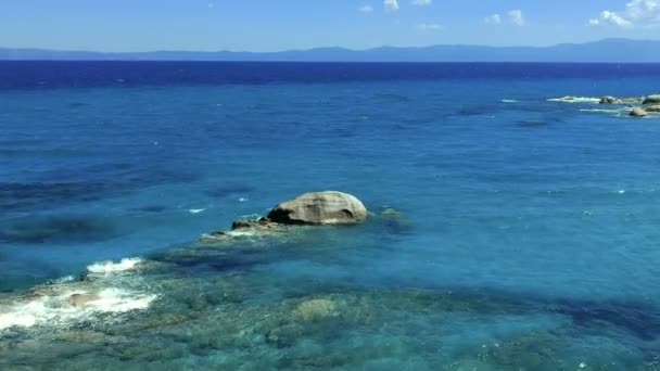 海の水面上空を飛行ドローン ブルー水海岸線の空撮 — ストック動画