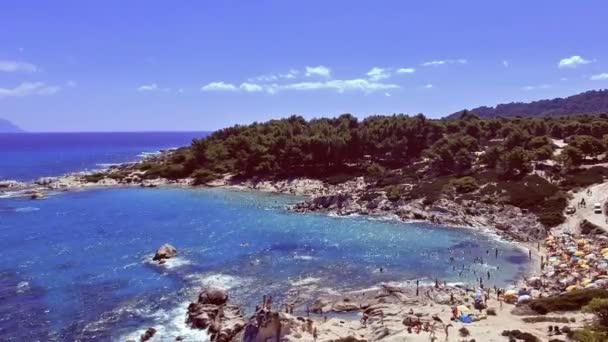 パラダイス ビーチと美しい海辺を飛ぶ 有名なオレンジ ビーチ Portokali ビーチ シトニア ハルキディキ ギリシャ — ストック動画