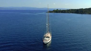 Bir mavi denizde hava görünümünü yelken teknenin. Drone Yelkenli uçan üzerinde.