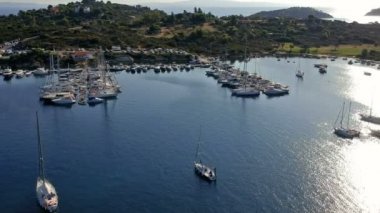 Vourvourou, Sithonia, Halkidiki, Yunanistan 'da Yatın Üzerinde Uçan Denizci