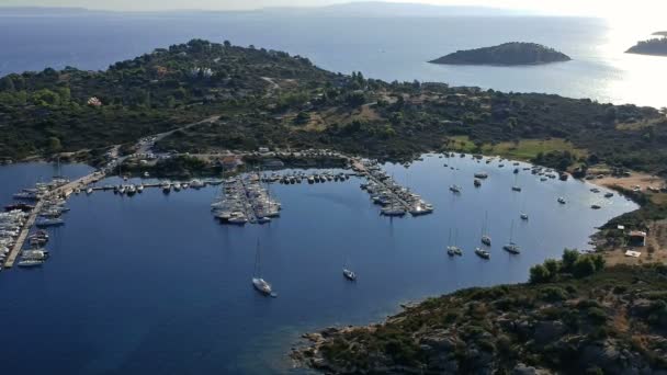 Vista Aérea Hermosa Marina Moderna Con Barcos Vela Yates — Vídeo de stock