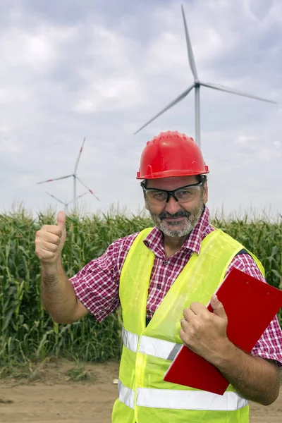 Gülümseyen Mühendis Rüzgar Çiftliği Nde Başparmak Gösterilmesini Kırmızı Kask Giyiyor — Stok fotoğraf