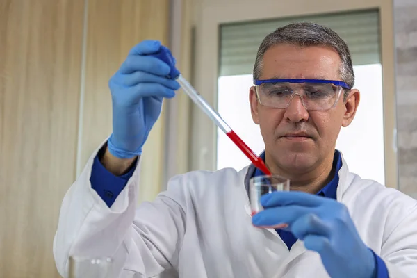 Lab Technicus Analyseren Bloedmonster Onderzoeker Wit Uniform Blauwe Beschermende Handschoenen — Stockfoto
