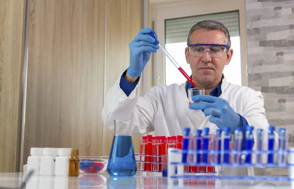 Microbiology Analyst Working Pipette Laboratory Lab Technician Analyzing Blood Sample — Stock Photo, Image