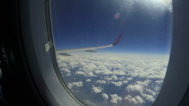 Flugzeugfenster Ansicht Des Flügels Flug Mit Schönen Wolken Über Blauem — Stockvideo