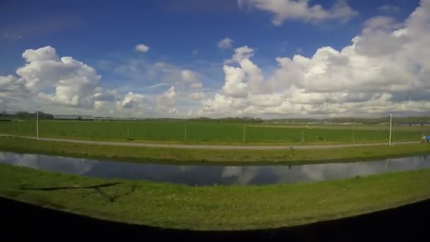 オランダの風景のウィンドウ ビューを訓練します 電車の窓から風景を渡すのビュー — ストック動画