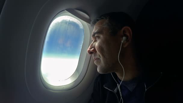 Pasajero Mediana Edad Mirando Través Ventana Del Avión Durante Vuelo — Vídeos de Stock