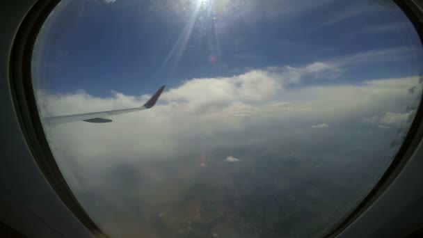 Flugzeugflügel Fliegen Durch Wolken Über Der Stadt Luftaufnahme Aus Dem — Stockvideo