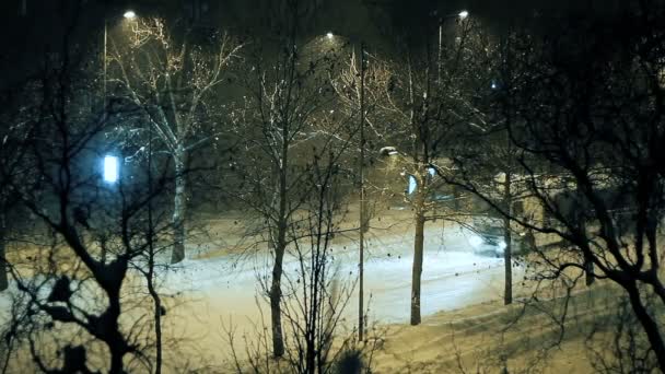 Зимняя Ночь Городе Движение Покрытой Снегом Дороге Сильный Снегопад Улицах — стоковое видео