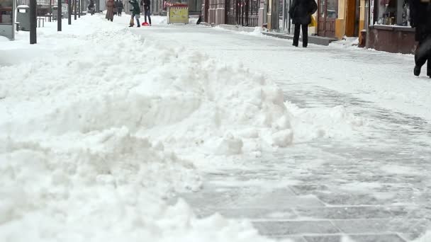 冬のストリートの人々 雪の街を歩いている人 冬のストリート シーン — ストック動画