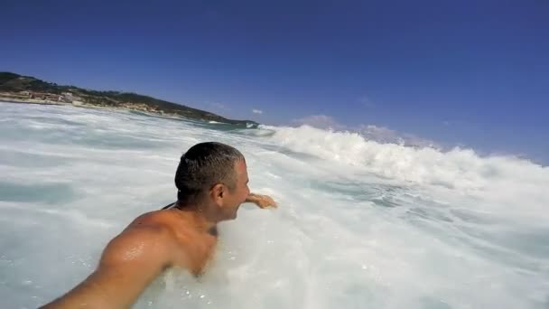 Fit Mens Middelbare Leeftijd Selfie Video Nemen Golven Van Oceaan — Stockvideo