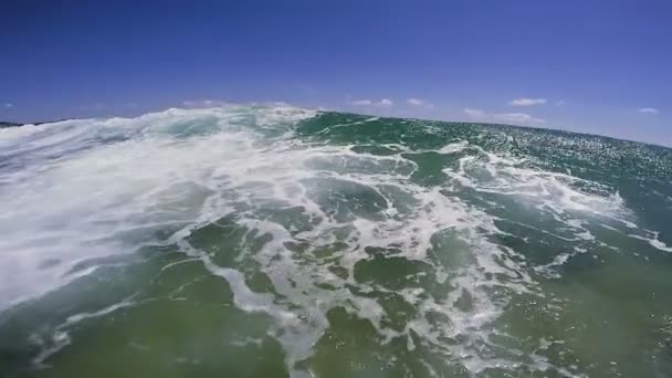 Sea Wave Breaking Summer Beach People Ocean Wave Breaking Camera — Stock Video