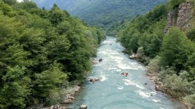 Whitewater Rafting takım su sıçramasına kürekler ile azgın Rapids azalan. İnsanlar beyaz su rafting Rouge Nehri üzerinde hava atış.