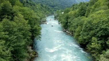 Azalan azgın Rapids Whitewater Rafting takım. İnsanlar beyaz su rafting Rouge Nehri üzerinde hava atış.