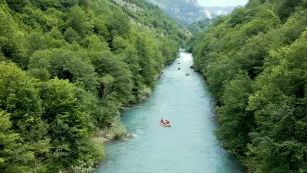 Drohnenaufnahmen Von Menschen Beim Wildwasser Rafting Auf Dem Gebirgsfluss Panoramablick — Stockvideo