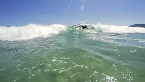 Man Swimming Surfing Board Ocean Ocean Wave Breaking Camera Slow — Stock Video