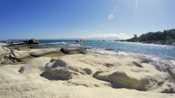 Praia Verão Bonita Com Nadadores Céu Azul Sobre Baía Com — Vídeo de Stock