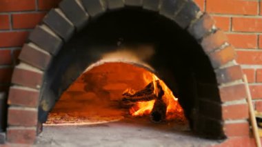 Geleneksel ahşap pizza fırın ateş. Geleneksel ahşap yanan bir restoranda pizza-ekmek fırınında pişmiş pizza.